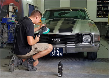 Polijstbehandeling op een oldtimer